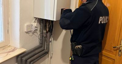 Dzielnicowi pomogli ogrzewaniu 91 letniej seniorki z Olszanicy