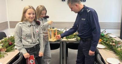 Betlejemskie Światło Pokoju dotarło do leskiej komendy policji