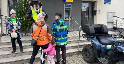 Policjanci wspierają Maksia podczas jarmarku w Baligrodzie